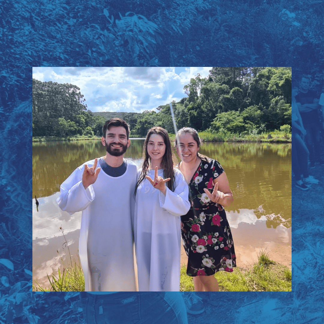 No Paraná, jovem surda é batizada nas águas com cerimônia feita em Libras por pastor