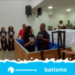 Batismo com três mulheres é realizado na Promessa Tranquilidade, em Guarulhos (SP)