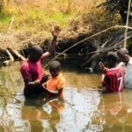 Em Cuamba, Moçambique, 12 novos discípulos são batizados