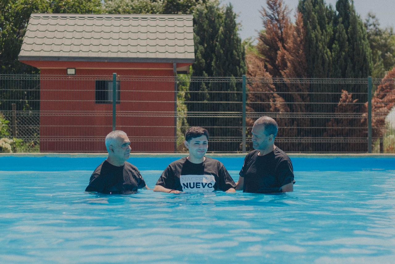 Em batismo no Chile, 06 pessoas descem às águas batismais