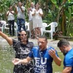 Igreja cria horta comunitária, se aproxima da comunidade e realiza batismo