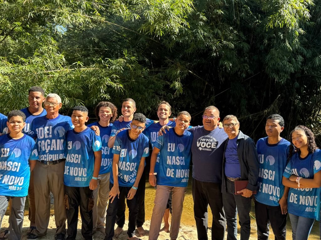 “Lembrando do Senhor na mocidade”: oito jovens são batizados em Nova Iguaçu (RJ)