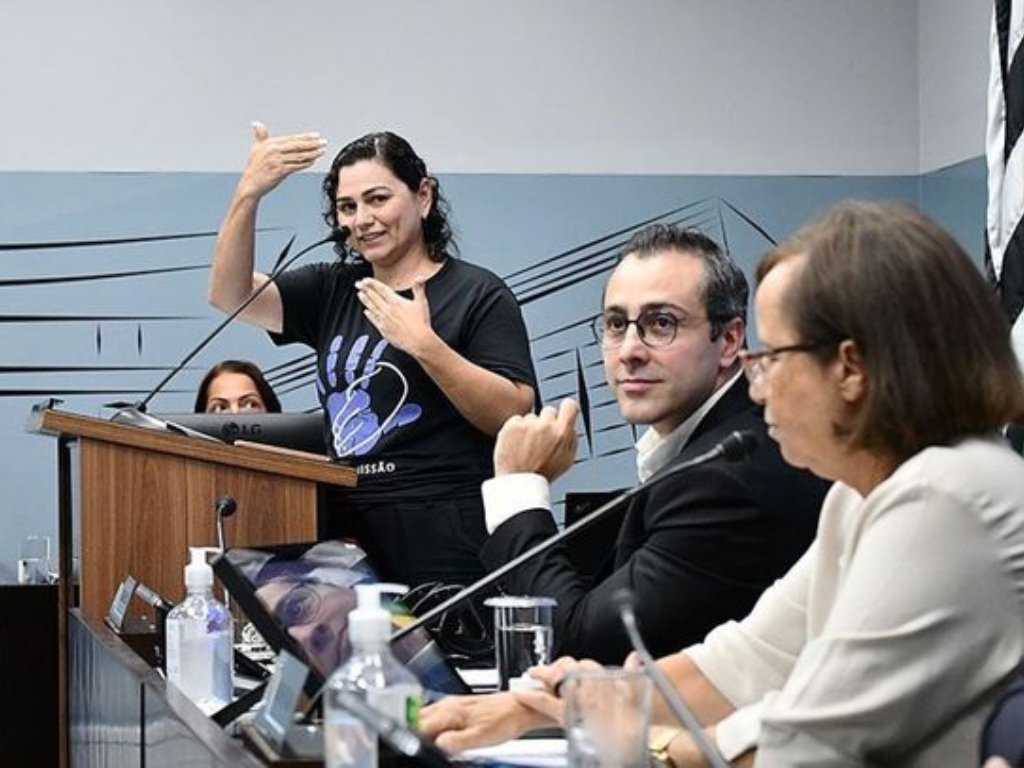 Promessista conduz momento de apoio à comunidade surda na Câmara de Araçatuba (SP)