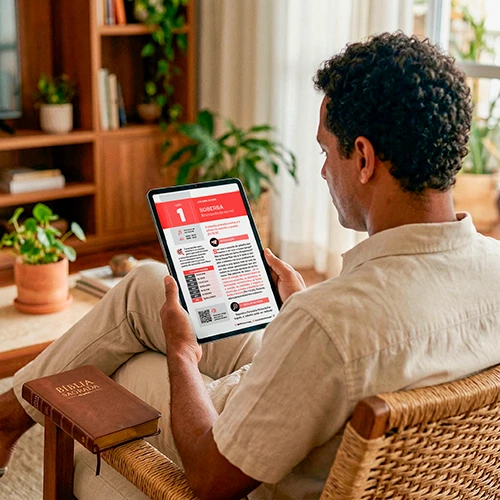 Homem lendo a lição bíblica