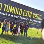 Com outdoor e literatura especial, promessistas de Maracaí realizam ação evangelística durante tradicional romaria