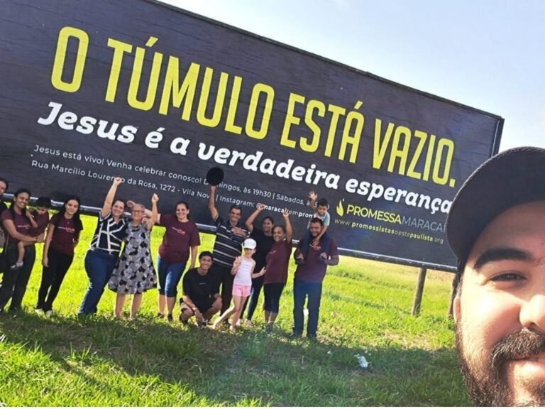 Com outdoor e literatura especial, promessistas de Maracaí realizam ação evangelística durante tradicional romaria