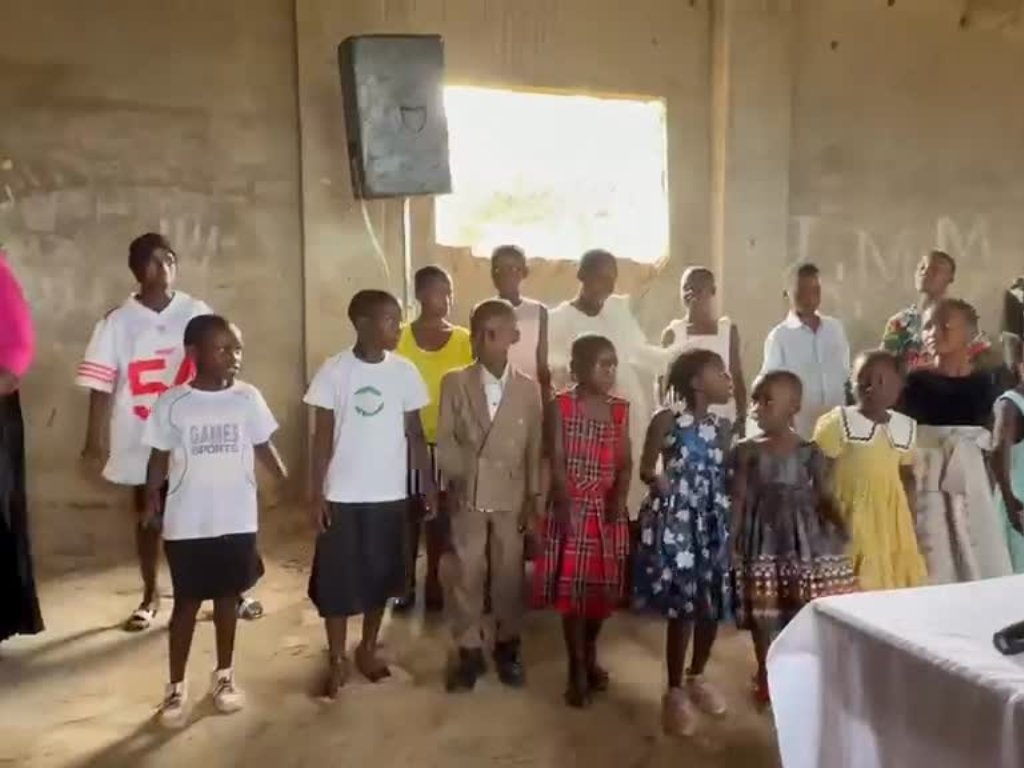 Vídeos: A gratidão do Pr. Felix, presidente promessista, e o louvor das crianças em Uganda