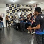 Crianças e adolescentes atendidos por projeto promessista em Jales levam música para policiais civis