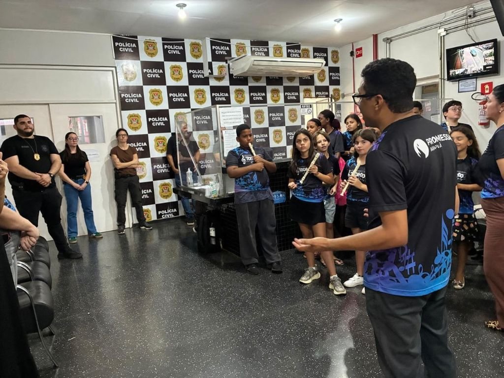 Crianças e adolescentes atendidos por projeto promessista em Jales levam música para policiais civis