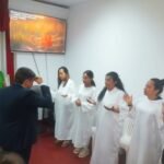 Quatro mulheres são batizadas nas águas em Lima, no Peru