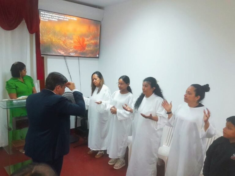 Quatro mulheres são batizadas nas águas em Lima, no Peru